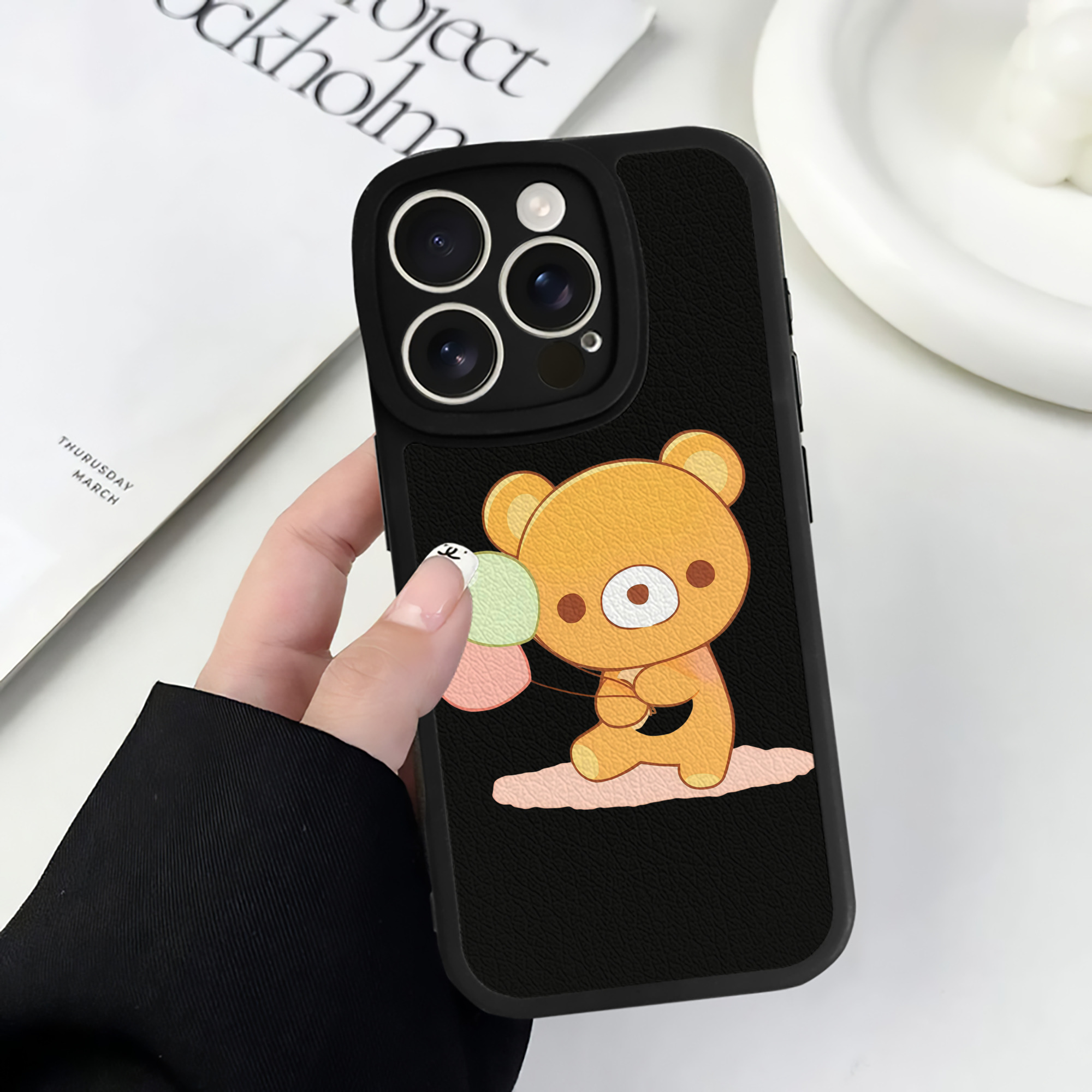 （画像用） リラックマ リラックマ キイロイトリ Rilakkuma Korilakkuma Kiiroitori 【iPhone 16シリーズ対応】シリコンスマホケース（レザー調） 材質：シリコン